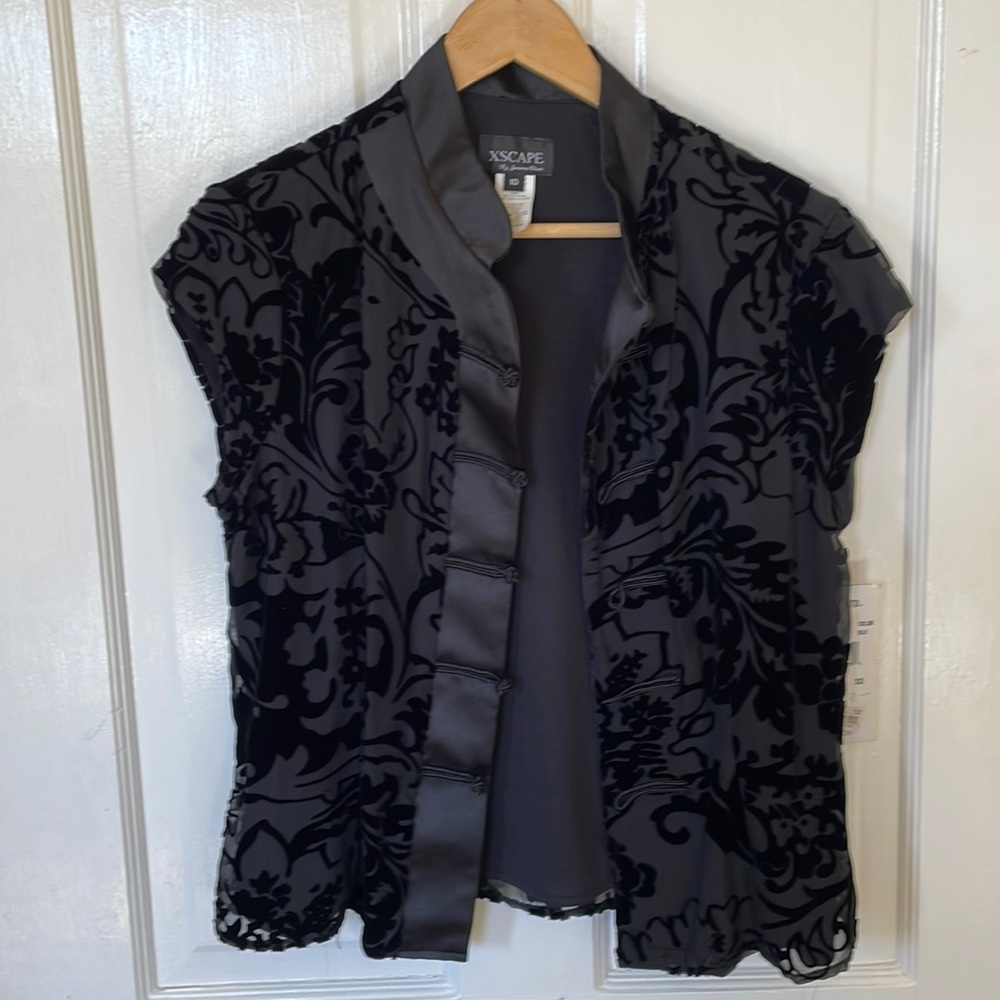 Black velvet pattern blouse